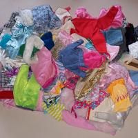 Lotto vestiti e accessori barbie