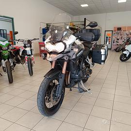 Triumph Tiger 1200 Explorer XCA con tris di valigi