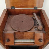 Radio a valvole antica Phonola con giradischi