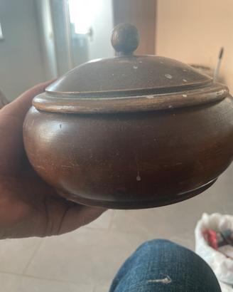 Porta oggetti di legno pregiato.