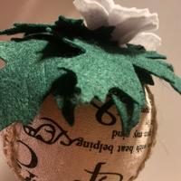 Palla natalizia con fiore in panno