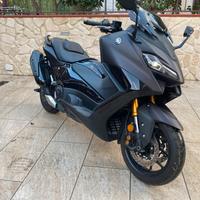 Yamaha Tmax tech max anno 2024 con 800km