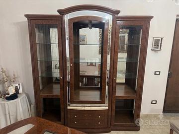 Set tavolo con sedie in vetro e credenza antichi