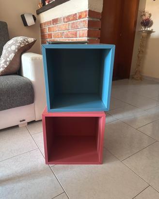 Box Ikea con staffe per appendere