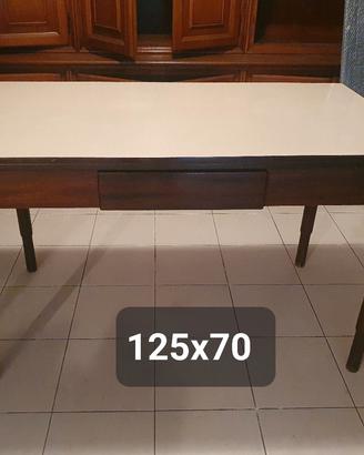 tavolo con cassetto