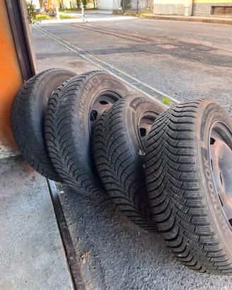 4 Pneumatici invernali 185/65su cerchi Peugeot 207