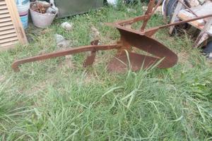 Aratro da giardino antico usato