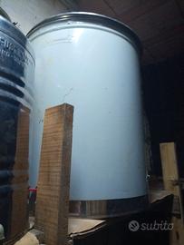 Contenitori per olio con rubinetto