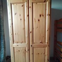 Armadio in legno massello.