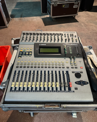 Yamaha 01V digitale + ADAT + flight case