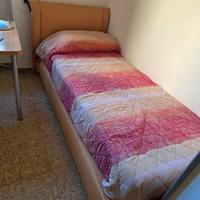 letto singolo con materasso e rivestimento