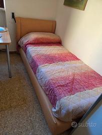 letto singolo con materasso e rivestimento