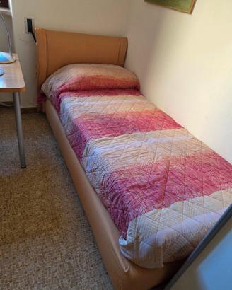 letto singolo con materasso e rivestimento