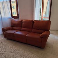 Divano con poggiapiedi pelle (o similpelle)