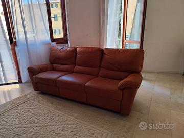 Divano con poggiapiedi pelle (o similpelle)