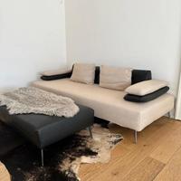 Divano con pouf coordinato – elegante e versatile