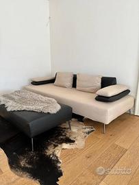 Divano con pouf coordinato – elegante e versatile