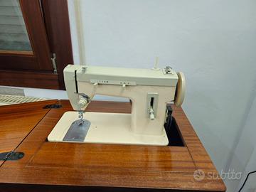 macchina da cucire con mobiletto 