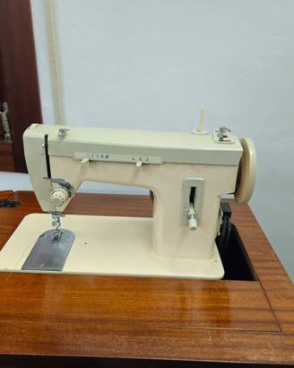 macchina da cucire con mobiletto 
