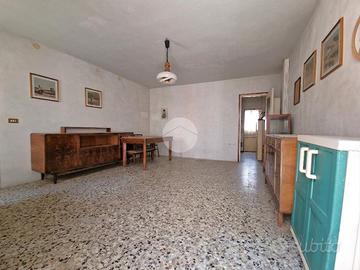 CASA SEMINDIPENDENTE A BORGO VIRGILIO