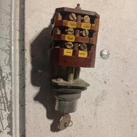 Interruttore/commutatore usato con chiave 