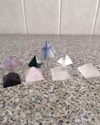 8 piramidi in cristalli vari