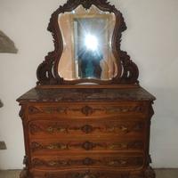comò antico in legno massello intagliato