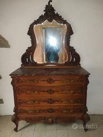 comò antico in legno massello intagliato