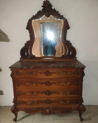 comò antico in legno massello intagliato