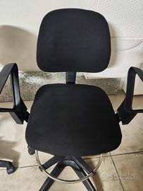 2 Sedie regolabili in altezza in tessuto nero.