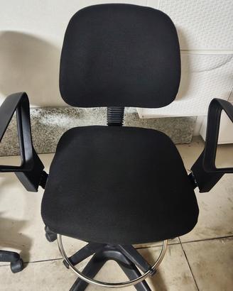 2 Sedie regolabili in altezza in tessuto nero.