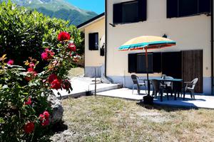 Casa indipendente con giardino