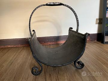 Porta riviste o porta legna in ferro battuto