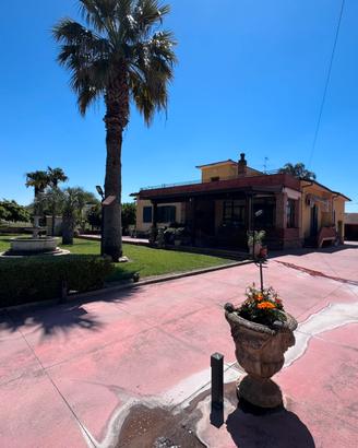 Villa Unilivello con Giardino, Cortile e Garage