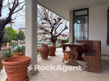 ESCLUSIVA VILLA CON GIARDINO