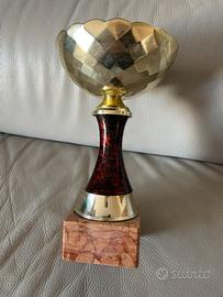 Trofeo sportivo per premiazione. Cm. 16x16x26.