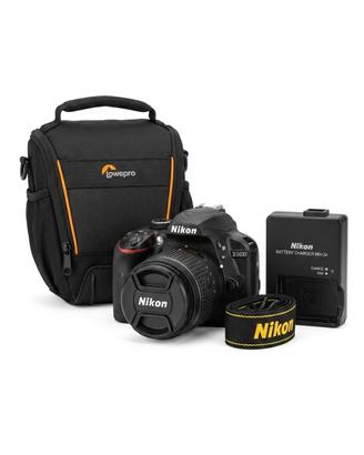 Nikon D3400 + Obiettivo + Borsa Lowepro + Caricab.