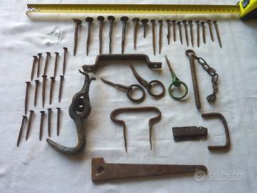 Antichi accessori in ferro per portoni