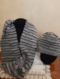 Scaldacollo e cappello lavorato a mano