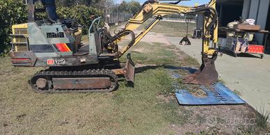 Escavatore YANMAR B12 completo di accessori