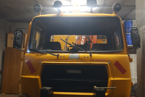 Autocarro fresia con gru e ribaltabile