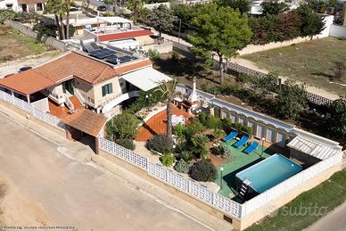 Villa Con Piscina, Parcheggio e Clima Fronte Lidi