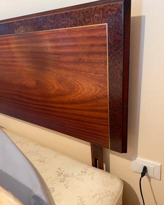 2 divani e 1 letto completo con testiera
