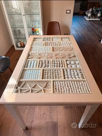 Tavolo in legno con conchiglie vere e vetro