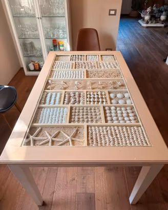 Tavolo in legno con conchiglie vere e vetro