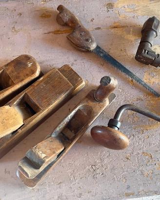 Antiche pialle in legno trapano a mano e seghetto
