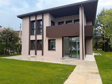 DOLO CENTRO Ampia villa con scoperto esclusivo