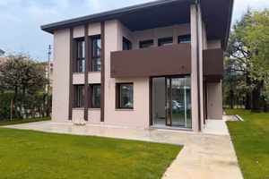 DOLO CENTRO Ampia villa con scoperto esclusivo
