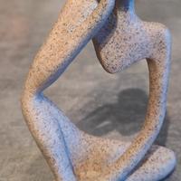 Statuetta Pensatore in resina arenaria ceramicata