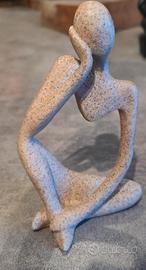 Statuetta Pensatore in resina arenaria ceramicata